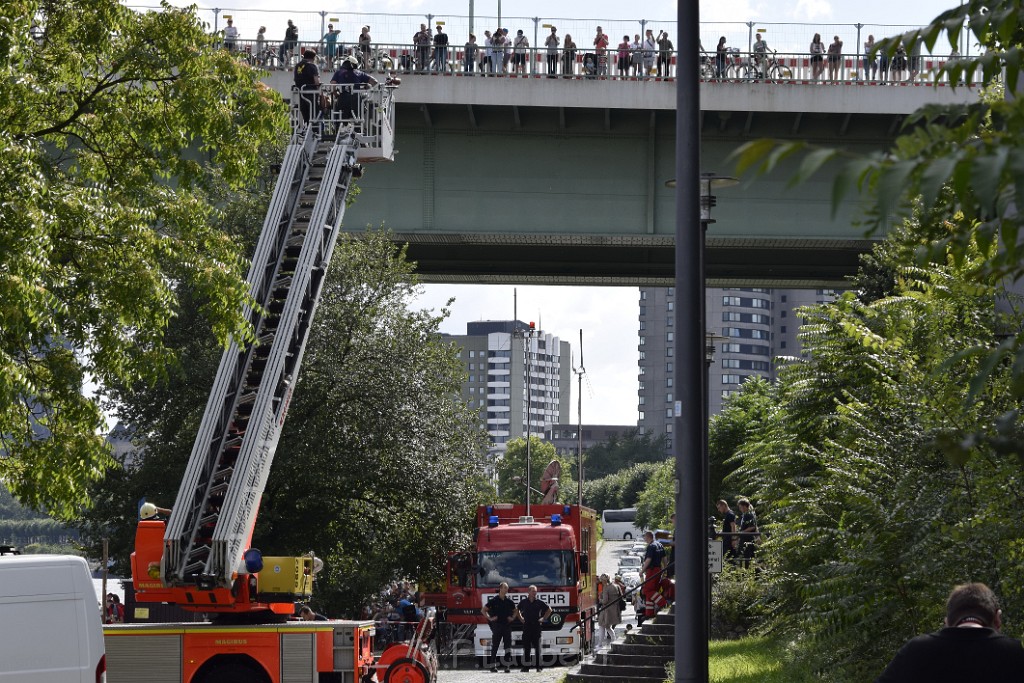 Koelner Seilbahn Gondel blieb haengen Koeln Linksrheinisch P153.JPG - Miklos Laubert